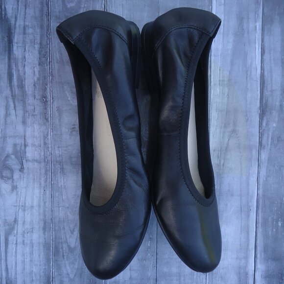 SIZE 7.5. Caprice black leather classic ballet flats. - Picture 11 of 16